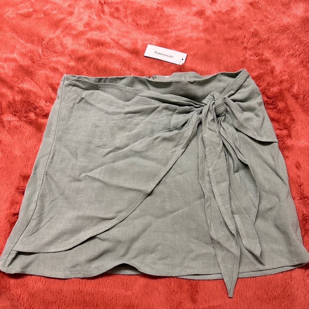 L Light green skirt